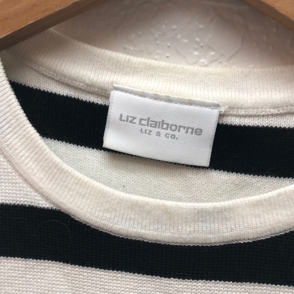 Black and white striped sleeveless sweater - Picture 2 of 5